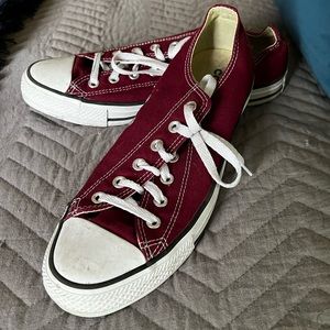 Converse size ten burgundy All Star style